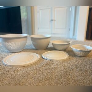 Retured Pampered Chef Nesting Set of 2 White Mixing Bowls, 2 Colanders,  2 lids